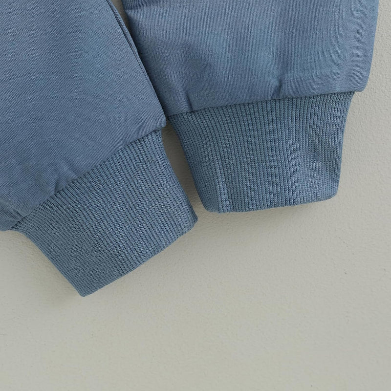 Blaue Baumwolljacke mit gerippten Bündchen, modische Herrenbekleidung, Freizeitjacke.