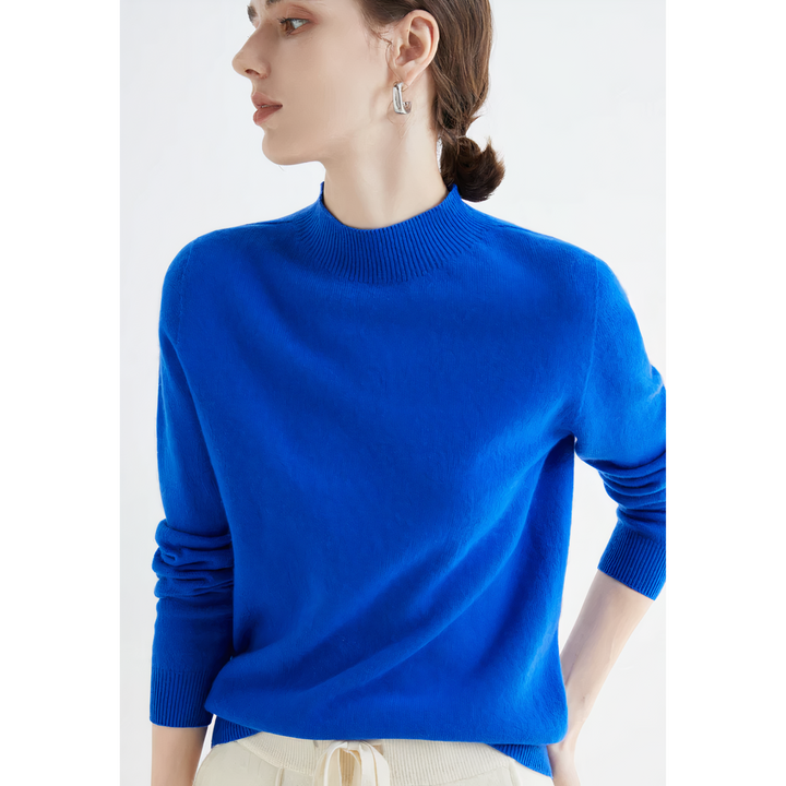 Frau in blauem Pullover, Rollkragen, lange Ärmel, modisch, elegant, Damenmode, Herbstkleidung.