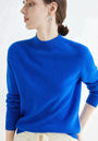 Frau trägt blauen Pullover, Freizeitmode, Damenbekleidung, modisch, bequem, Strick, elegant.