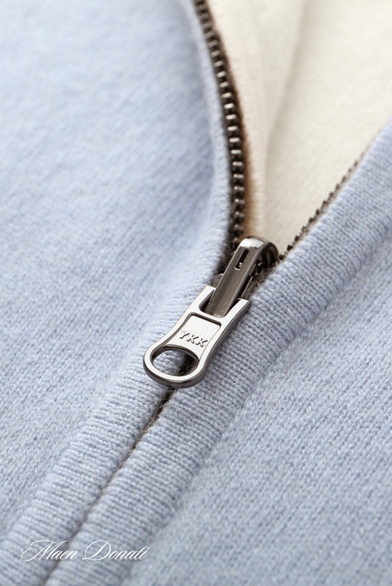 Hellblauer Reißverschluss aus Baumwolle, Nahaufnahme, YKK-Marke, Modeaccessoire, Detailansicht.