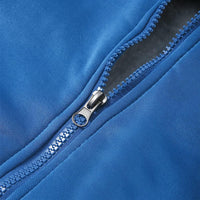 Blauer Reißverschluss auf Stoff, Nahaufnahme, Metallzipper, Textilzubehör, Modeelement.