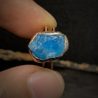 Blauer Rohsteinring, handgefertigt, Kupferfassung, einzigartiger Schmuck, Boho-Stil.