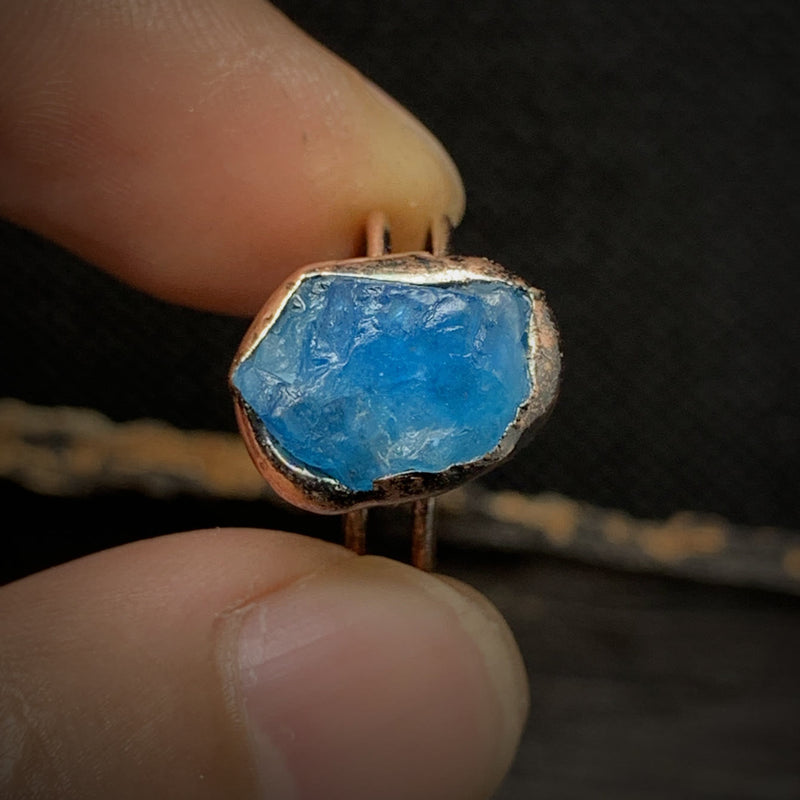 Blauer Rohsteinring, handgefertigt, Kupferfassung, einzigartiger Schmuck, Boho-Stil.