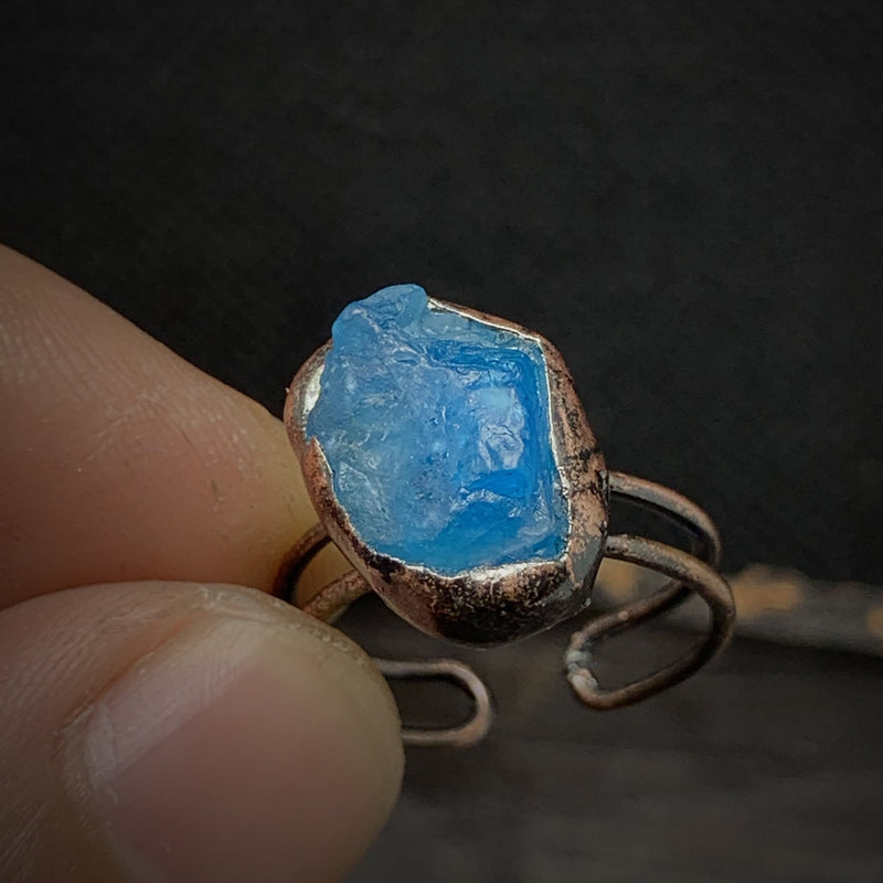 Rohstein-Ring mit blauem Kristall, handgefertigt, Kupferfassung, einzigartiger Schmuck, Boho-Stil.
