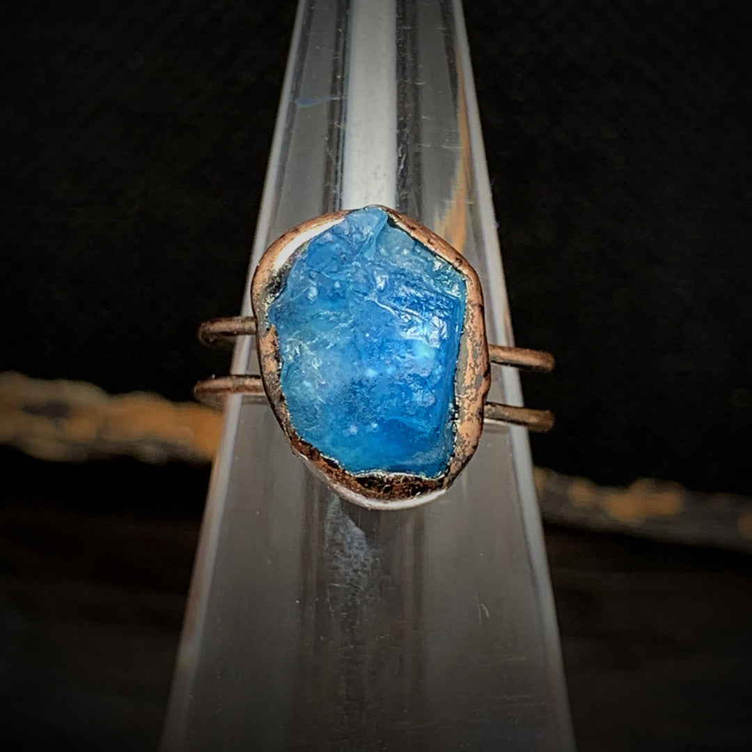 Rohstein-Ring mit blauem Edelstein, handgefertigt, Kupferfassung, einzigartiger Schmuck.