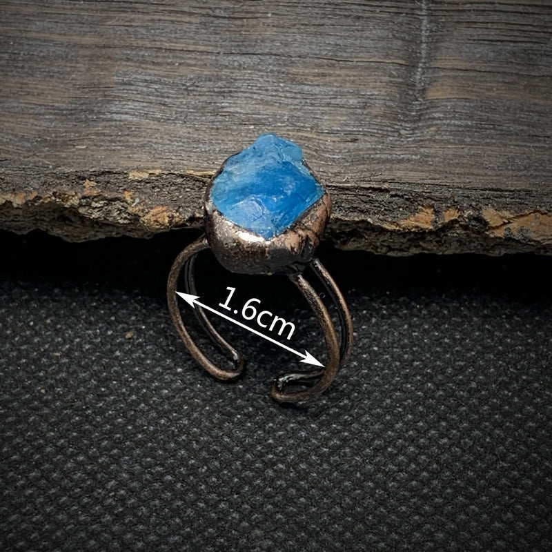 Blauer Rohstein-Ring, handgefertigt, Kupferfassung, 1,6 cm, rustikaler Schmuck, Unikat.