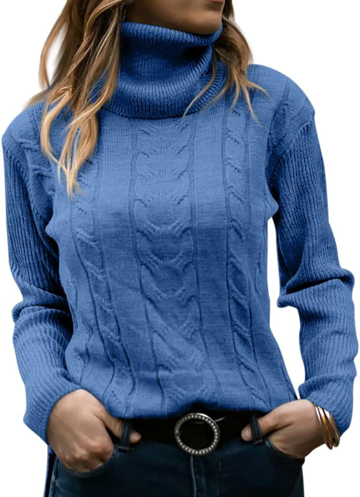 Frau in blauem Rollkragenpullover mit Zopfmuster, lässig, modisch, Herbstmode.