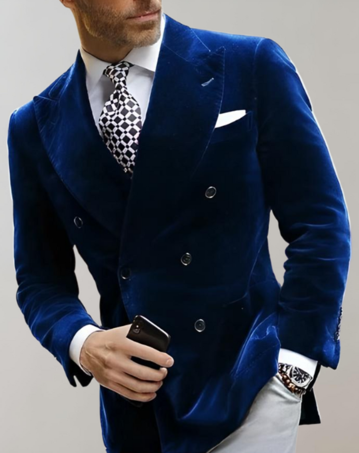 Mann im blauen Samtanzug mit Krawatte und Smartphone, elegante Herrenmode, Business-Look.