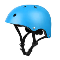 Blauer Fahrradhelm mit Belüftungslöchern, verstellbarem Kinnriemen, ideal für Radsport.