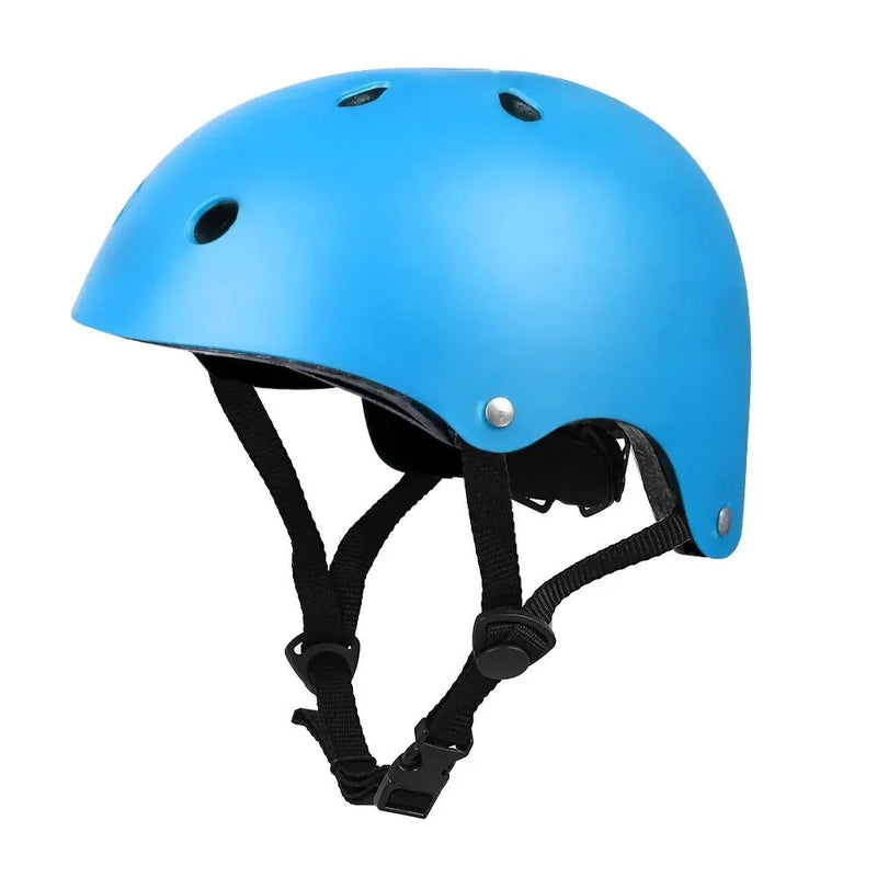 Blauer Fahrradhelm mit Belüftungslöchern, verstellbarem Kinnriemen, ideal für Radsport.