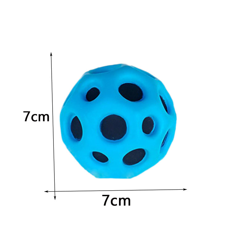 Blauer Gummiball mit Löchern, 7cm Durchmesser, Hundespielzeug, robust und langlebig.