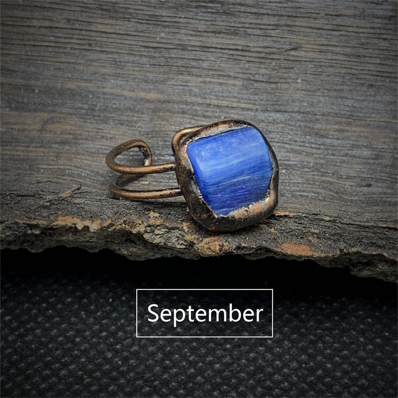Blauer Kyanit-Ring aus Kupfer auf Holz, handgefertigter Schmuck, September-Geburtsstein.