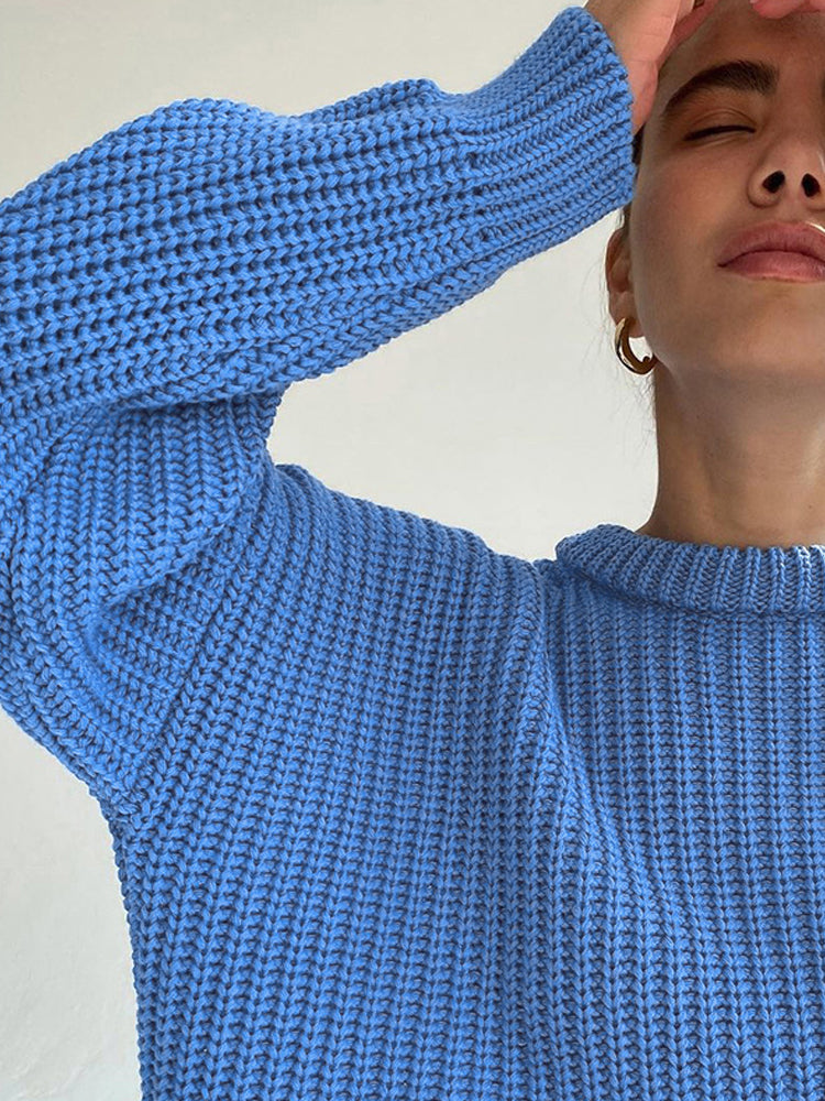 Frau in blauem Strickpullover, Rundhalsausschnitt, lässiger Stil, modisch, bequem.