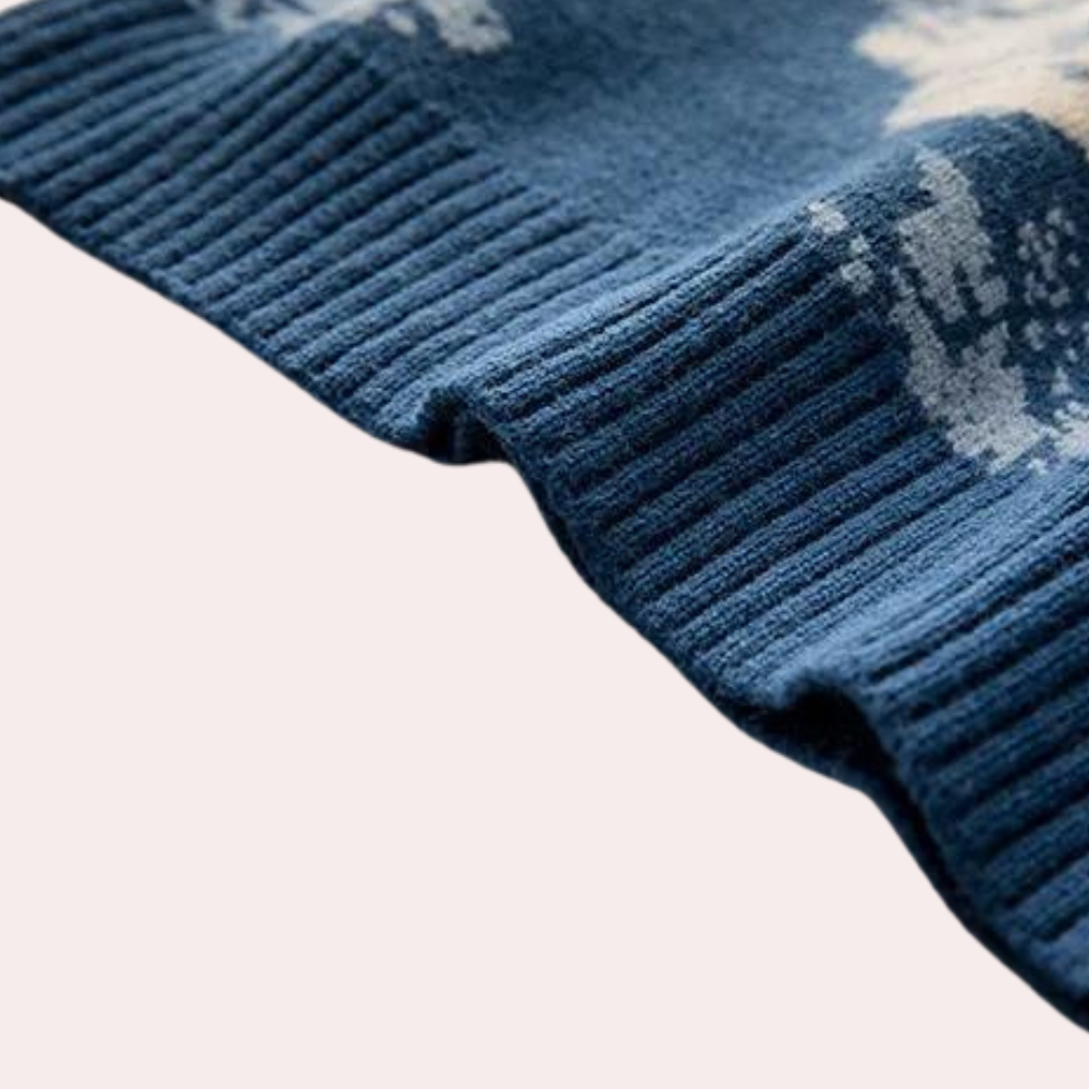 Blauer Strickpullover mit floralem Muster, weiches Material, Detailansicht, modisch, bequem.