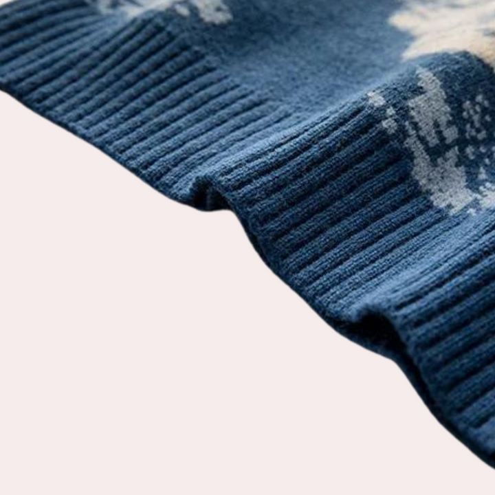 Blauer Strickpullover mit floralem Muster, weiches Material, Detailansicht, modisch, bequem.