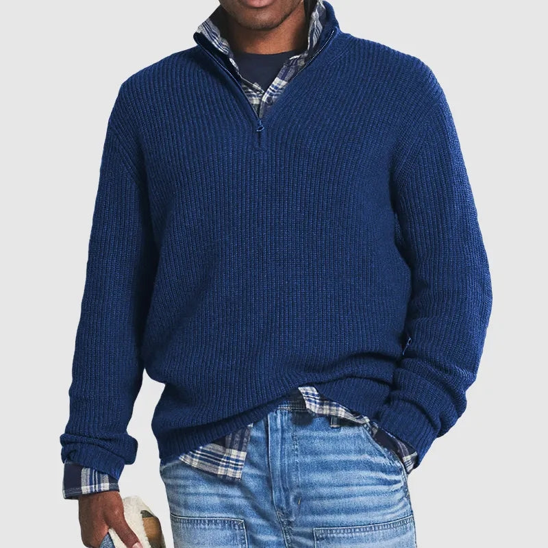 Mann in blauem Strickpullover mit Reißverschluss, kariertes Hemd, lässiger Stil.