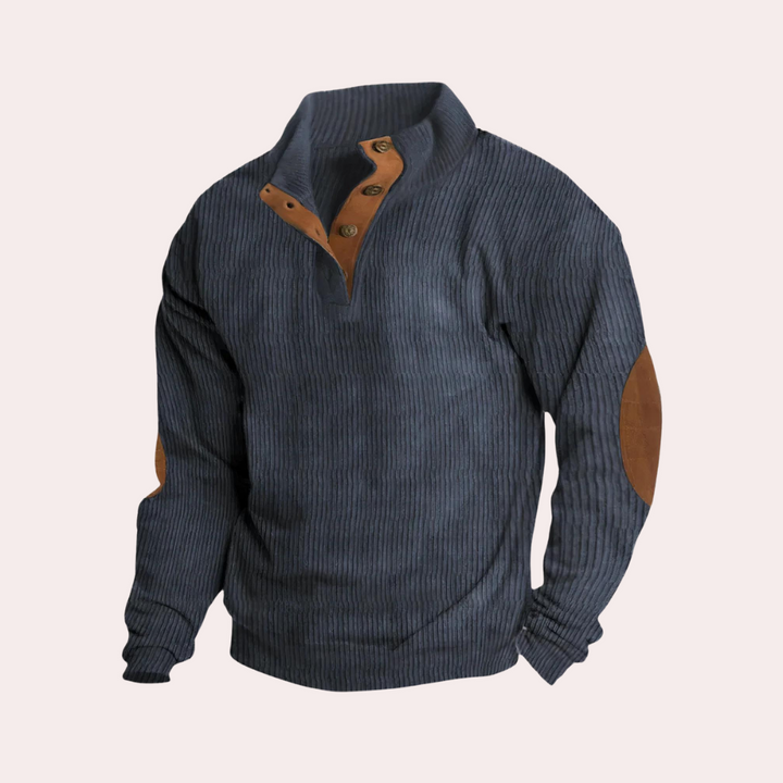 Blauer Herrenpullover mit Knopfleiste, Rippenmuster und braunen Ellenbogen-Patches.