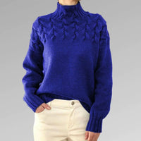 Blaue Strickpullover Damen, Zopfmuster, Rollkragen, Wintermode, warme Kleidung, elegant.