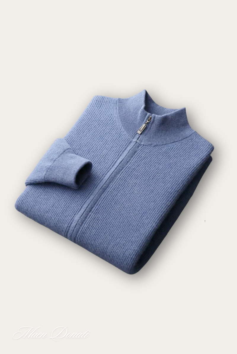 Blauer Strickpullover mit Reißverschluss, Herrenmode, Baumwolle, gefaltet, elegantes Design.