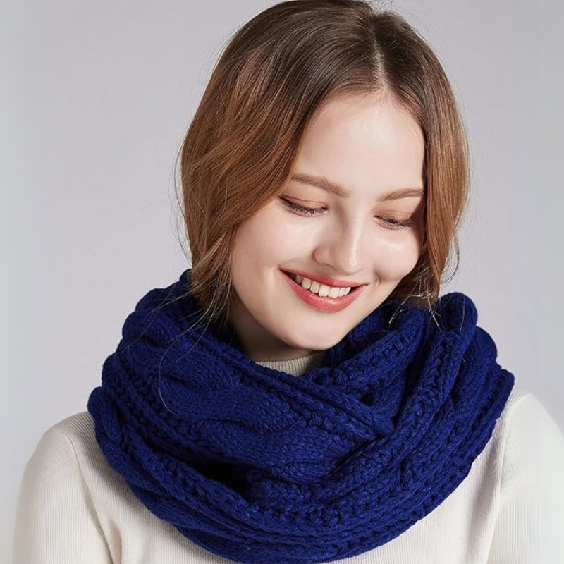 Frau mit blauem Strickschal, Wintermode, warm, stilvoll, Accessoire, Damenbekleidung.