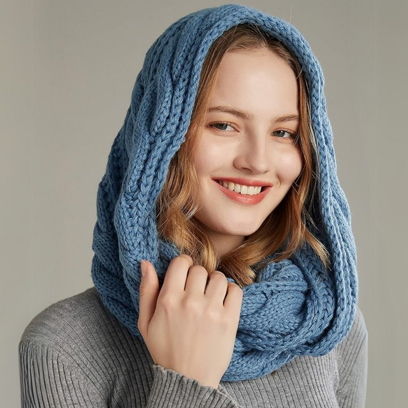 Frau mit blauem Strickschal, lächelnd, grauer Pullover, modisches Winteraccessoire.