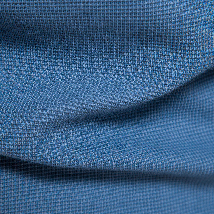 Blauer Stoff mit Waffelstruktur, Nahaufnahme, Textilmaterial, Textur, Bekleidungsdesign.