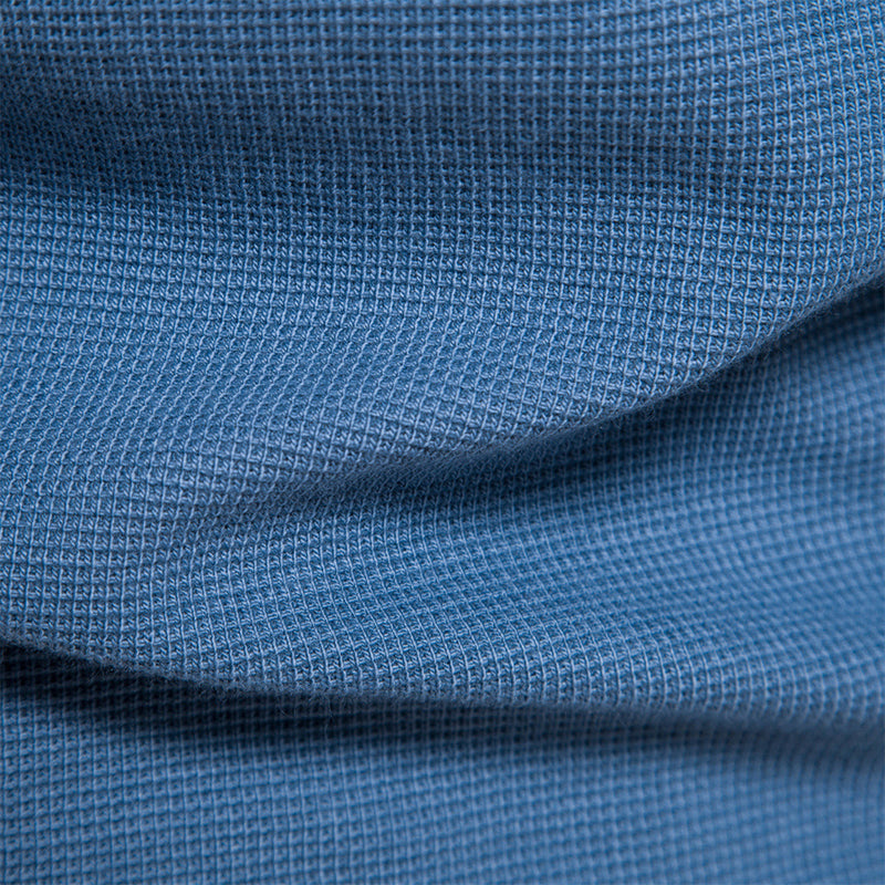 Blauer Stoff mit Waffelstruktur, Nahaufnahme, Textilmaterial, Textur, Bekleidungsdesign.