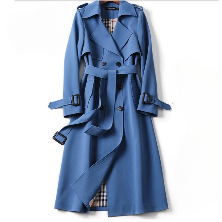 Blauer Trenchcoat Damen, zweireihig, Gürtel, modisch, Herbstmode, eleganter Mantel.