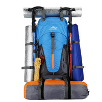 Blauer Wanderrucksack mit Isomatte, Trekkingstöcken, Seil und Schlafsack, ideal für Outdoor-Abenteuer.