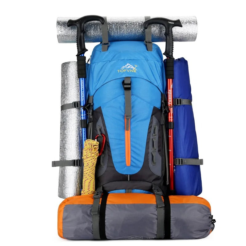 Blauer Wanderrucksack mit Isomatte, Trekkingstöcken, Seil und Schlafsack, ideal für Outdoor-Abenteuer.