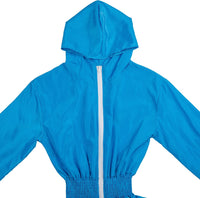 Blaue Regenjacke mit Kapuze und weißem Reißverschluss, wasserdicht, Outdoor-Bekleidung.