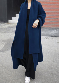 Damen Wollmantel blau, lang, mit Bindegürtel, eleganter Stil, Herbstmode, warme Oberbekleidung.
