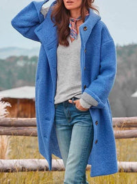 Frau in blauem Wollmantel, grauem Pullover, Jeans; Herbstmode, Outdoor, stilvoll, warm.