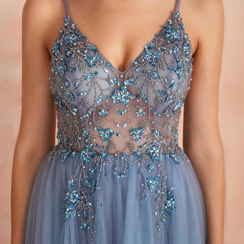 Blaues Abendkleid mit floraler Stickerei, transparentem Oberteil, elegantes Design.