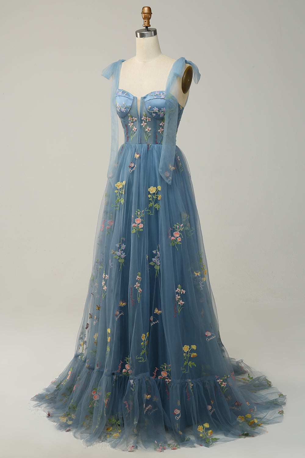 Blaues Abendkleid mit Blumenstickerei, Tüll, ärmellos, bodenlang, elegantes Design.