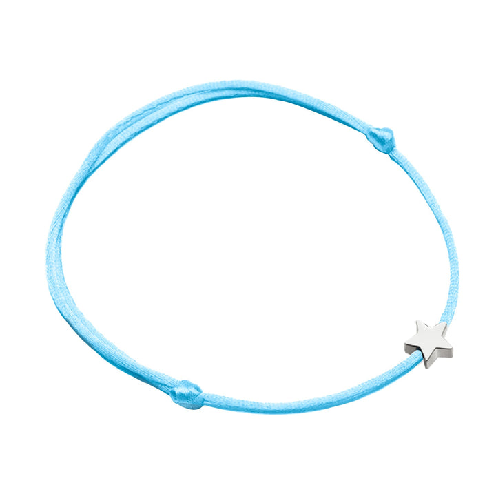 Himmelblaues Armband mit silbernem Sternanhänger, verstellbar, modisches Accessoire.