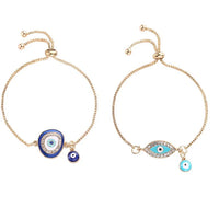 Zwei goldene Armbänder mit blauen Nazar-Anhängern, verstellbar, modisch, Damen-Schmuck.