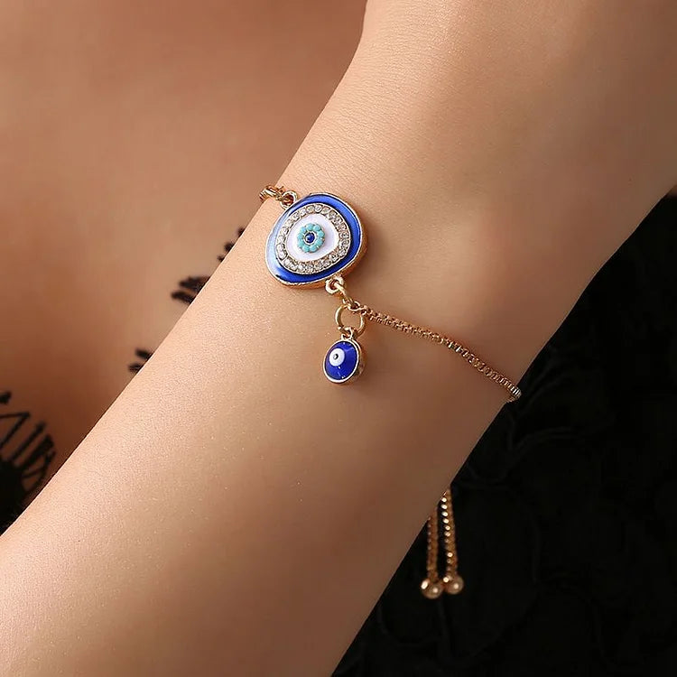 Damenarmband mit blauem Nazar-Amulett, verstellbar, modisches Schmuckstück, Schutzsymbol.