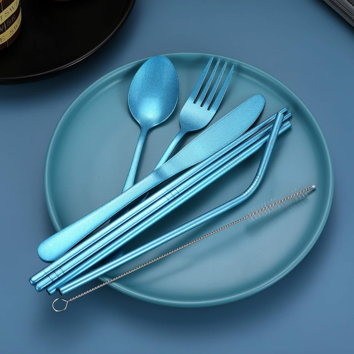 Blaues Edelstahl-Besteckset mit Strohhalmen und Reinigungsbürste auf blauem Teller.