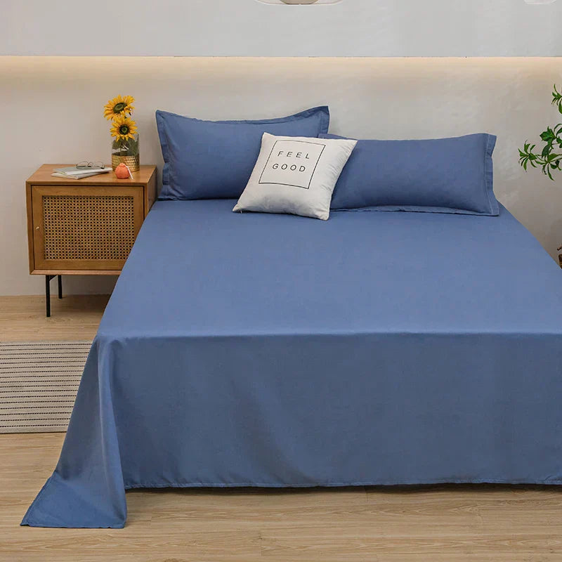 Blaues Bettwäsche-Set aus Baumwolle, Doppelbett, mit Kissen, Nachttisch, Sonnenblumen-Deko.