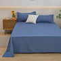 Blaues Bettwäsche-Set aus Baumwolle, Doppelbett, mit Kissen, Nachttisch, Sonnenblumen-Deko.