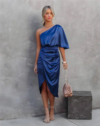 Frau in blauem, einärmligem Satin-Kleid, elegantes Design, modisches Abendoutfit.