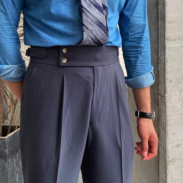Mann in blauer Hemd und grauer Hose mit Krawatte, Business-Outfit, moderne Herrenmode.