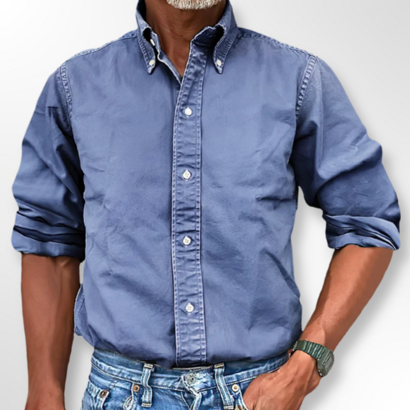Mann in blauem Button-Down-Hemd, Jeans, lässiger Stil, Mode für Herren, Freizeitkleidung.