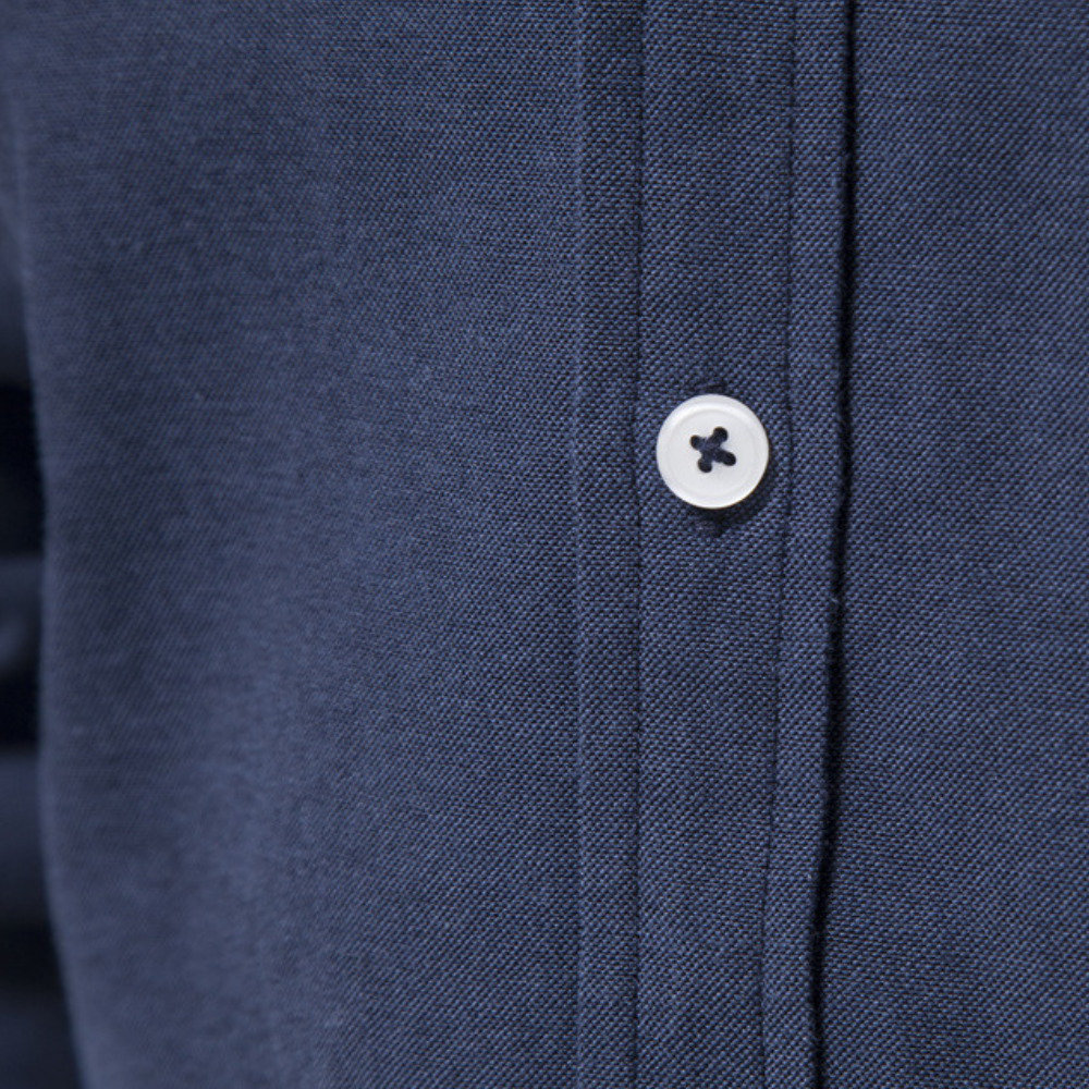 Dunkelblaues Hemd aus Baumwolle mit Knopfdetail, elegantes Design, hochwertige Verarbeitung.