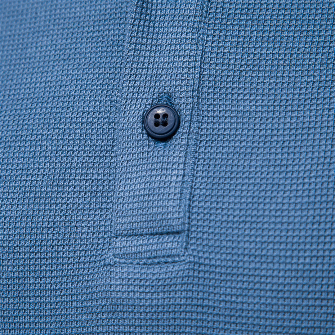 Blaues Polohemd aus Baumwolle mit Knopfleiste, strukturierte Oberfläche, Herrenmode.