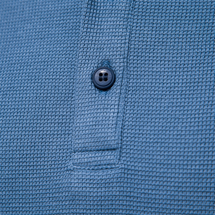 Blaues Polohemd aus Baumwolle mit Knopfleiste, strukturierte Oberfläche, Herrenmode.