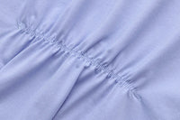 Hellblauer Baumwollstoff mit elastischer Raffung, Nahaufnahme, Textilstruktur, Mode.