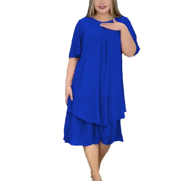 Frau in blauem, lockerem Kleid, Plus-Size, Sommermode, knielang, Kurzarm, elegantes Design.