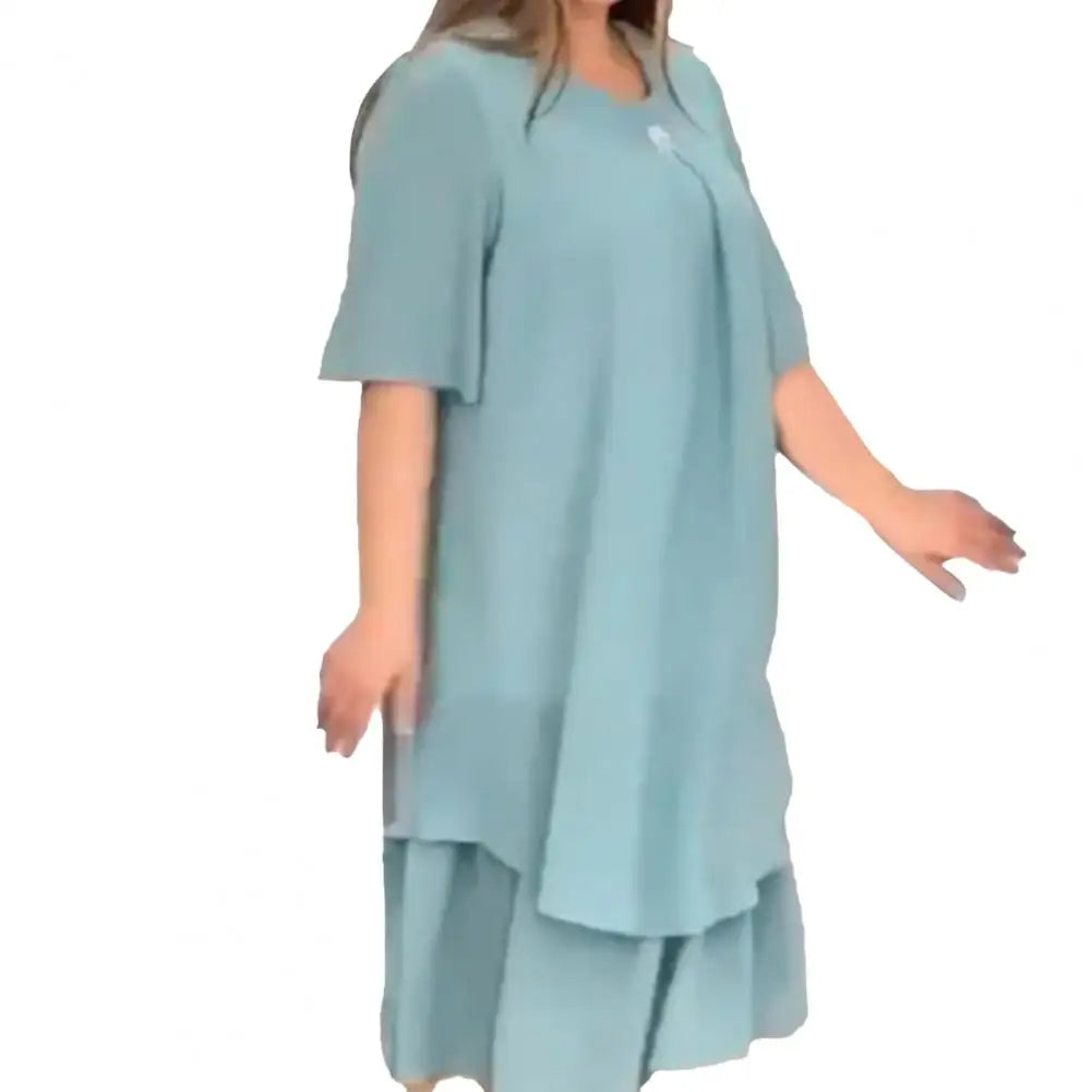 Frau in hellblauem, knielangem Kleid mit kurzen Ärmeln, elegantes Sommeroutfit.